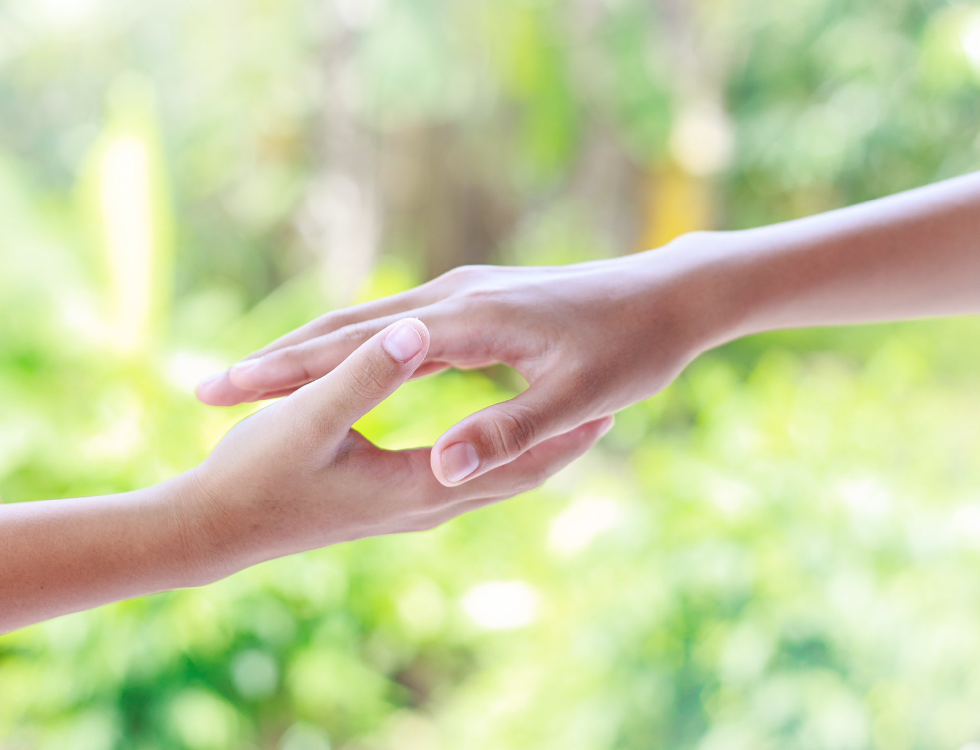 Deux mains qui se rejoignent sur un fond naturel – symbole d’écoute, de changement d’approche et d’accompagnement humain en homéopathie classique pour les troubles chroniques. Une nouvelle manière de soigner, avec méthode et sens, au cabinet HOMEOMED à Pully.