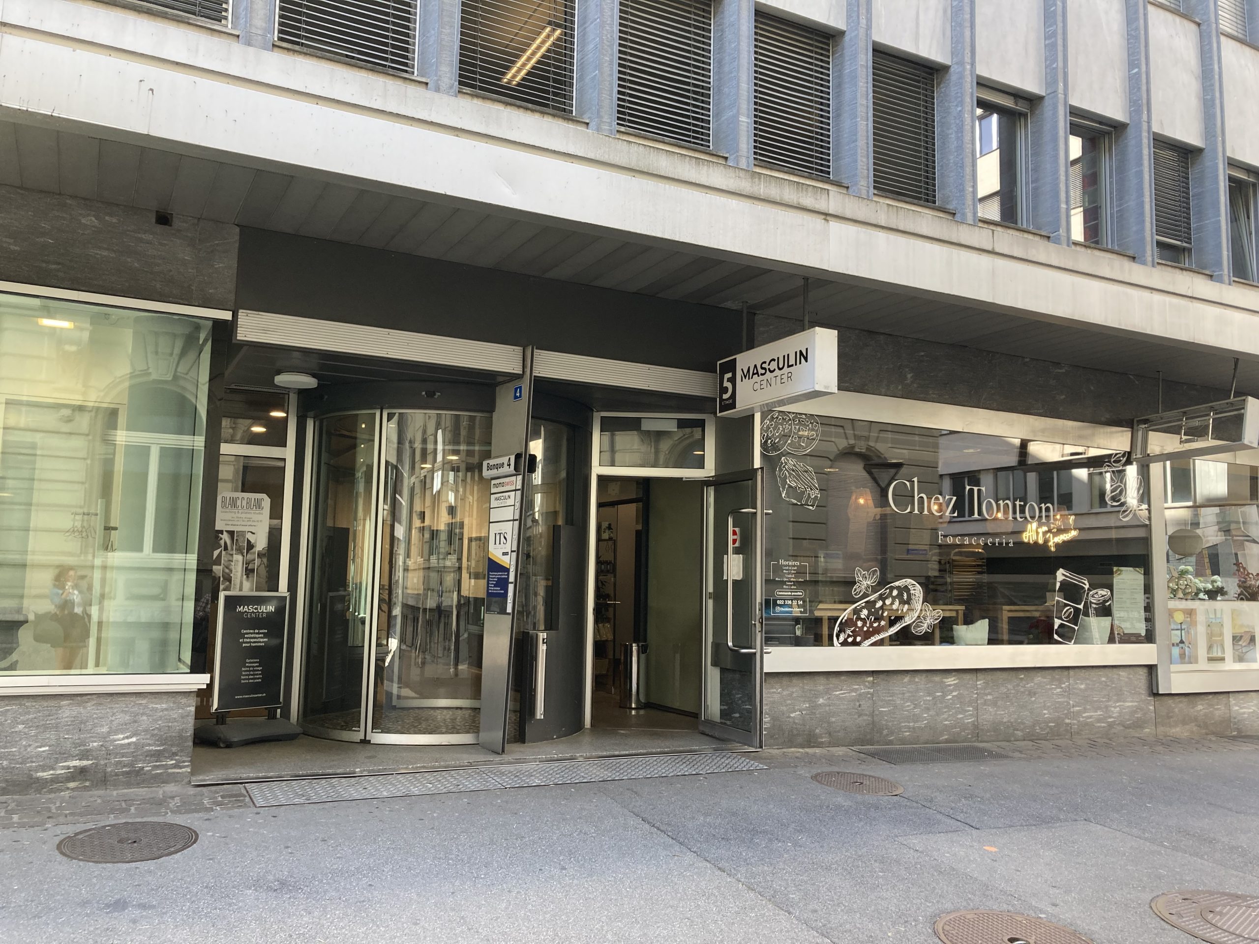 homeomed_homeopathie_fribourg_centre_its_entree_batiment_1 Immeuble Centre ITS Centre-Ville - Rue de La Banque 4 - 1700 Fribourg où se situe le cabinet d'homéopathie HOMEOMED Paola Orlando au 3ème étage
