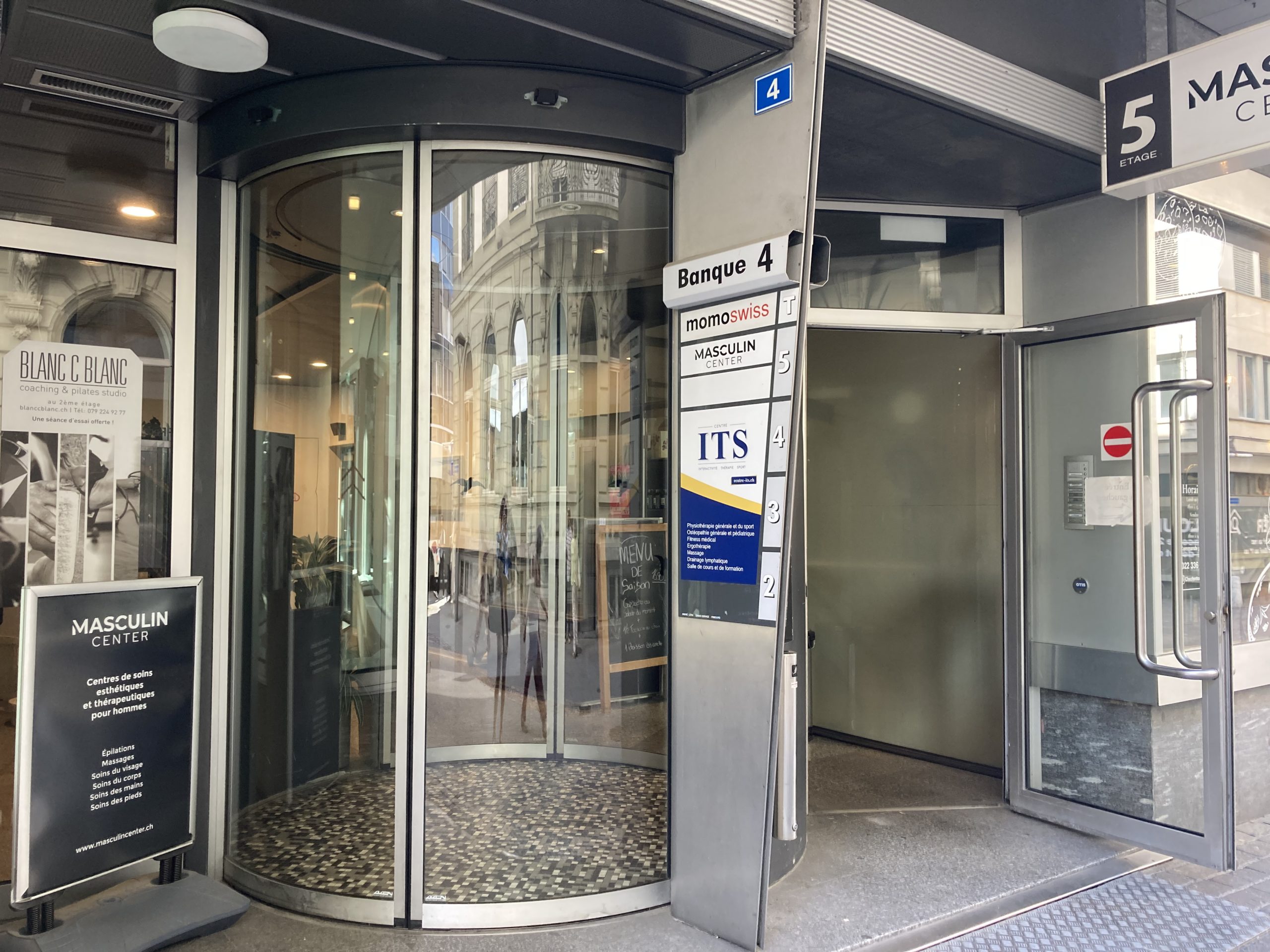 homeomed_homeopathie_fribourg_centre_its_entree_batiment_2 Entrée immeuble Centre ITS Centre-Ville - Rue de La Banque 4 - 1700 Fribourg où se situe le cabinet d'homéopathie HOMEOMED Paola Orlando au 3ème étage