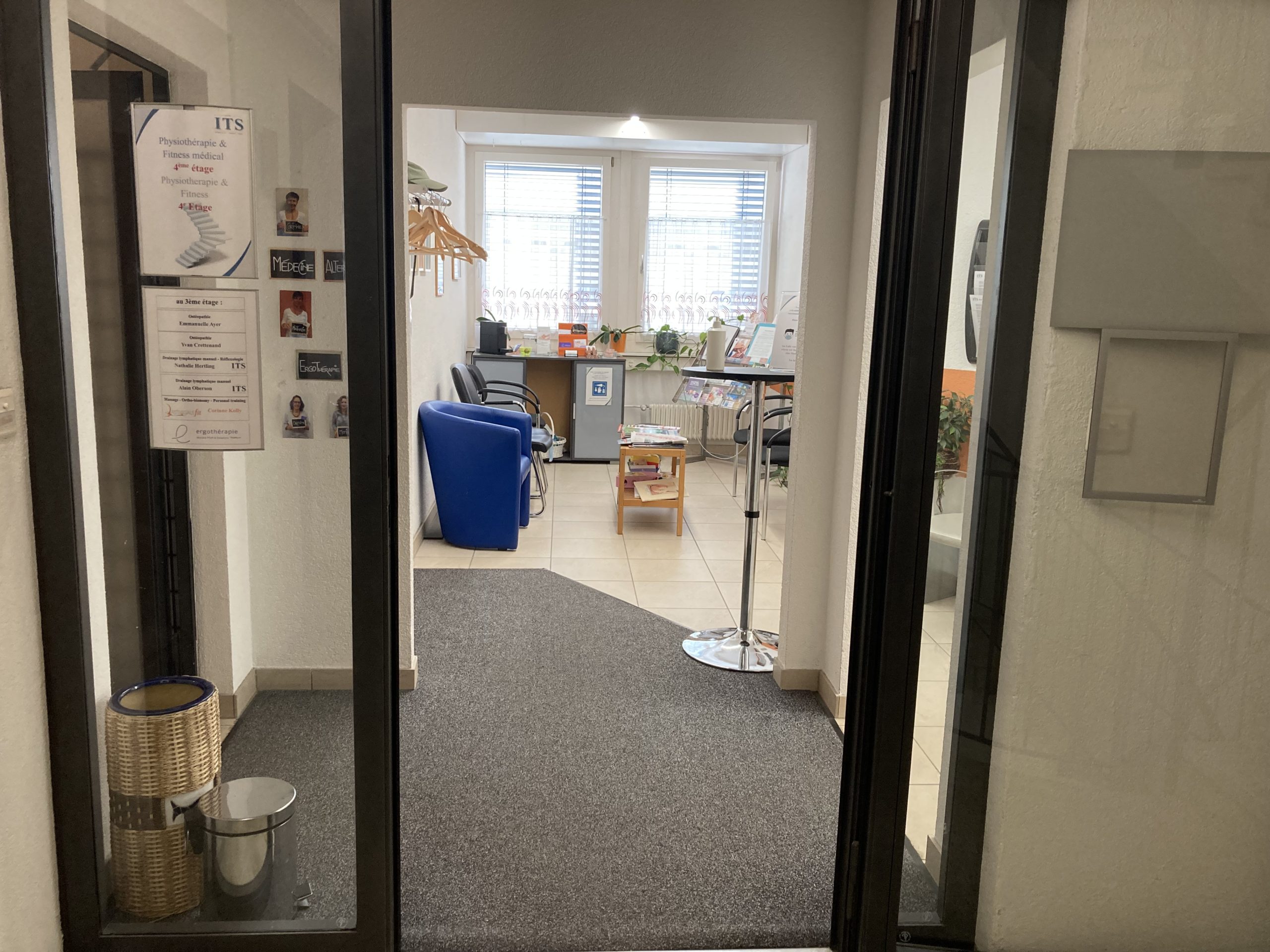 homeomed_homeopathie_fribourg_centre_its_salle_attente_1 Accueil Centre ITS Centre-Ville - Rue de La Banque 4 - 1700 Fribourg où se situe le cabinet d'homéopathie HOMEOMED Paola Orlando au 3ème étage