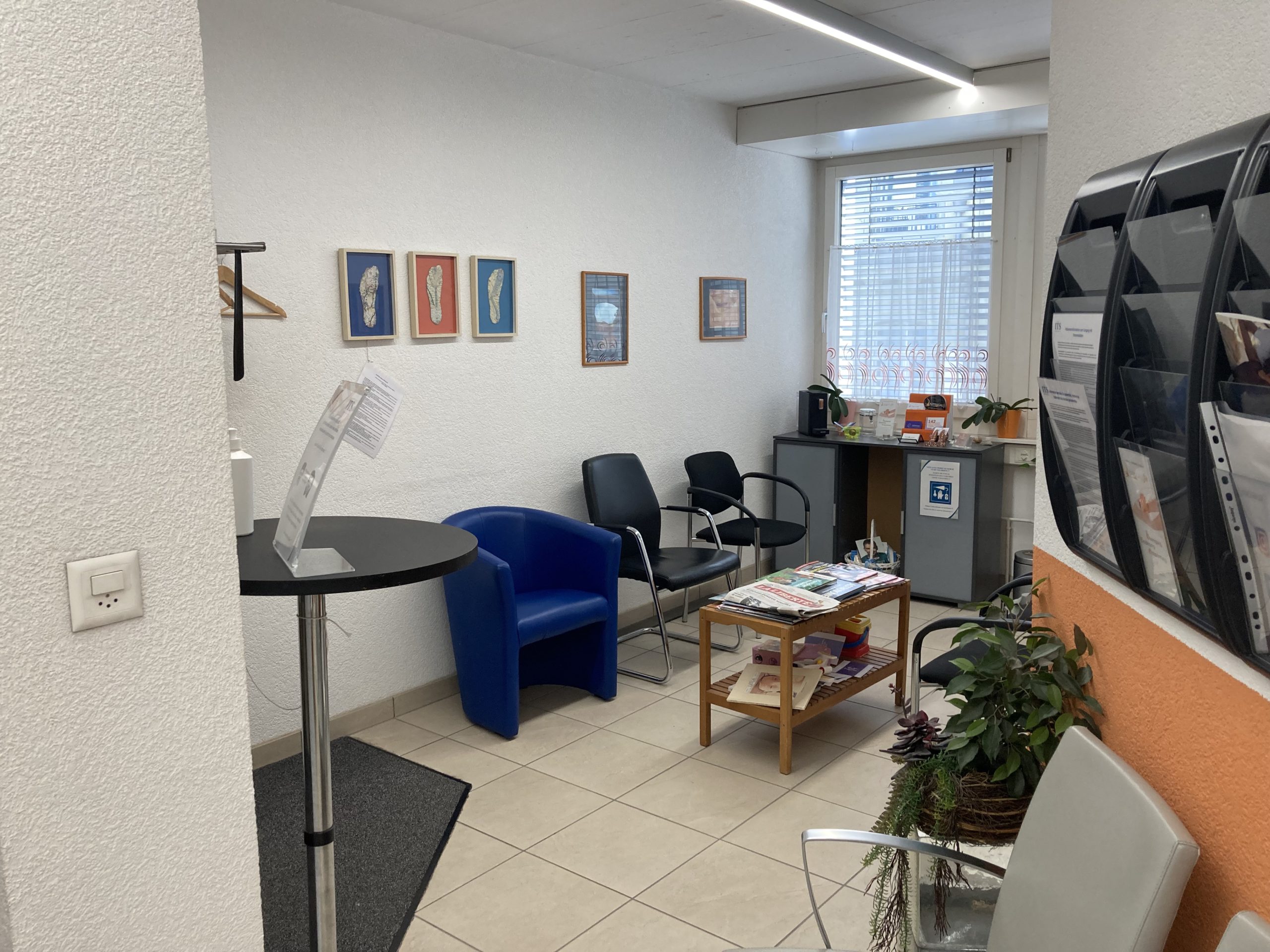 homeomed_homeopathie_fribourg_centre_its_salle_attente_2 Accueil Centre ITS Centre-Ville - Rue de La Banque 4 - 1700 Fribourg où se situe le cabinet d'homéopathie HOMEOMED Paola Orlando au 3ème étage
